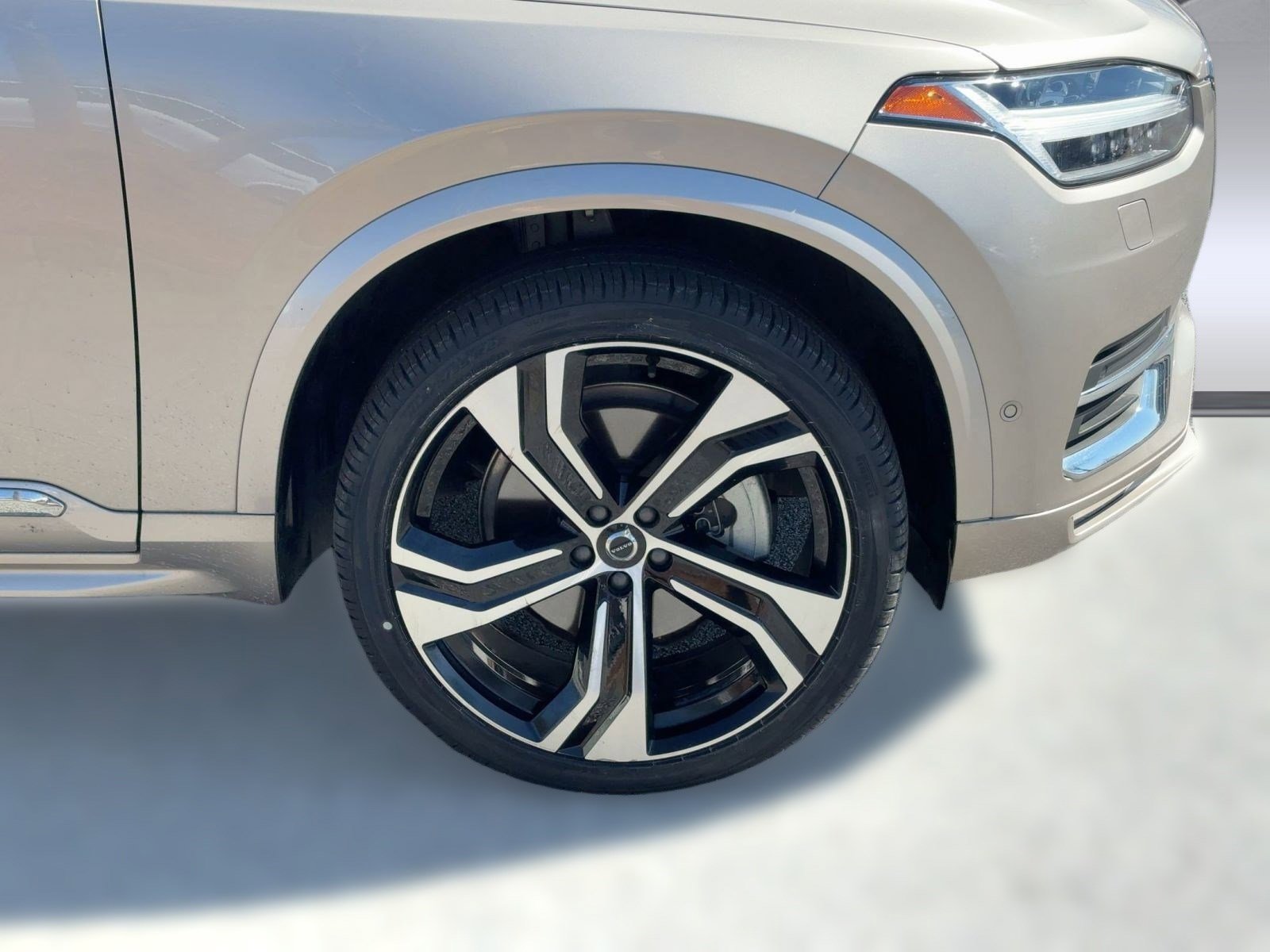 Certified 2024 Volvo XC90 B6 Ultimate w/ Protection Package Premier image 11