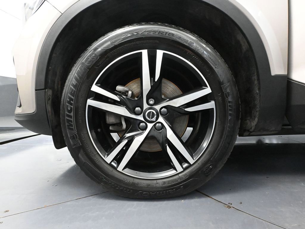 Used 2023 Volvo XC40 B5 Core image 17