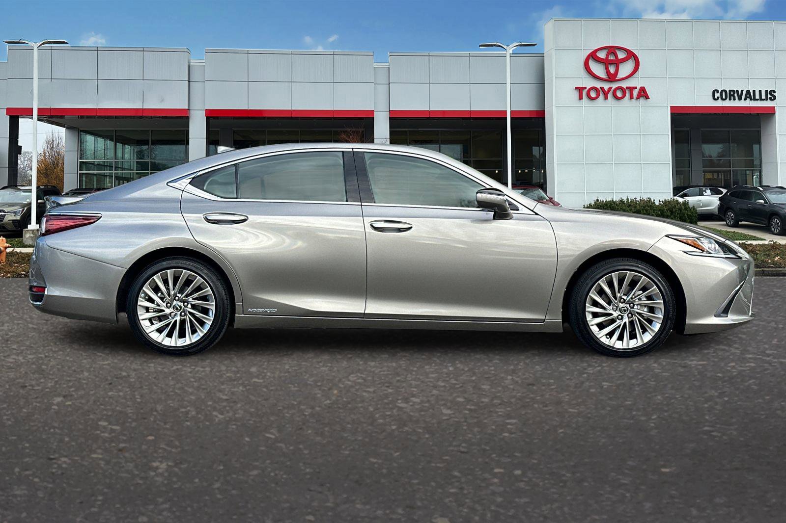 Used 2020 Lexus ES 300h w/ Luxury Package image 3