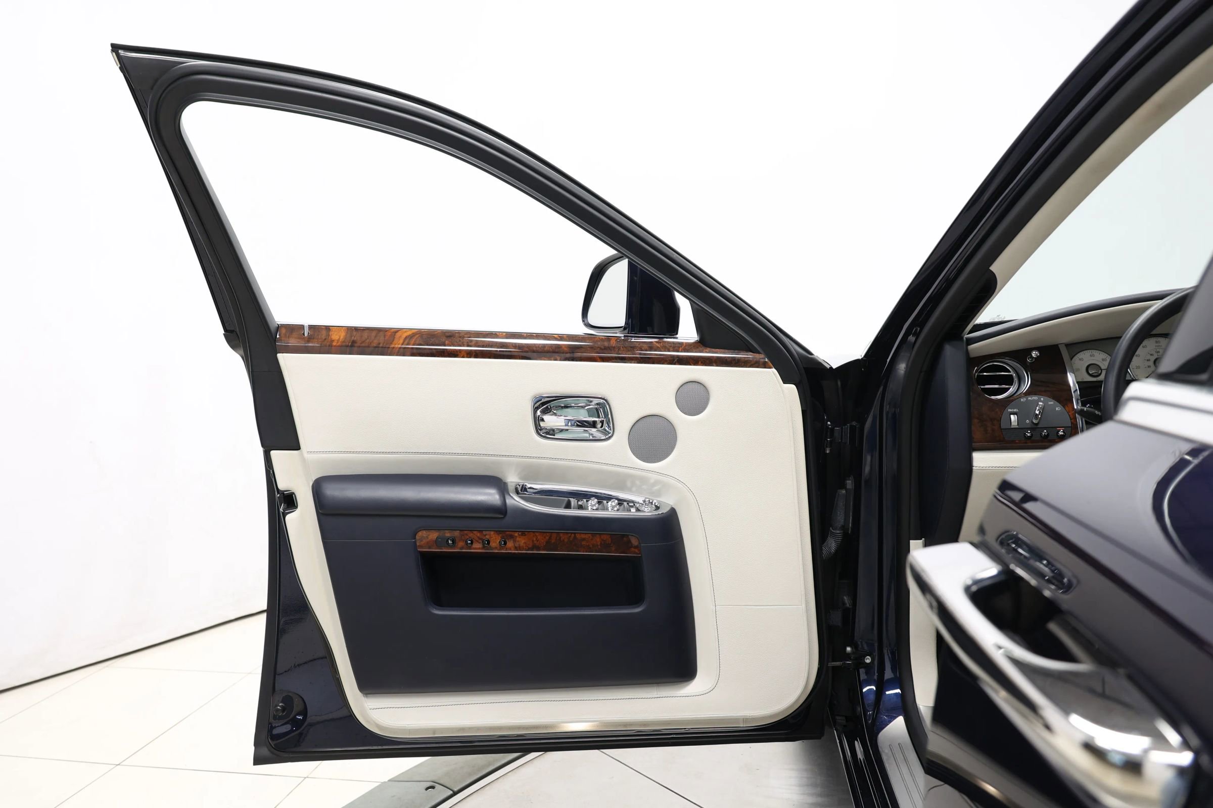 Used 2015 Rolls-Royce Ghost image 10