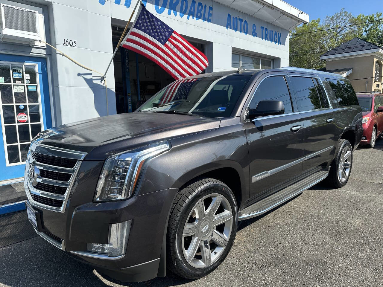 Used 2015 Cadillac Escalade ESV Luxury AWD/4WD image 2