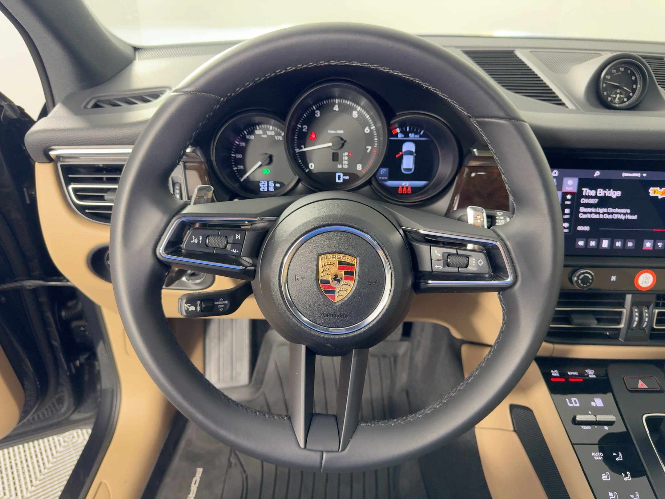 Certified 2025 Porsche Macan image 17