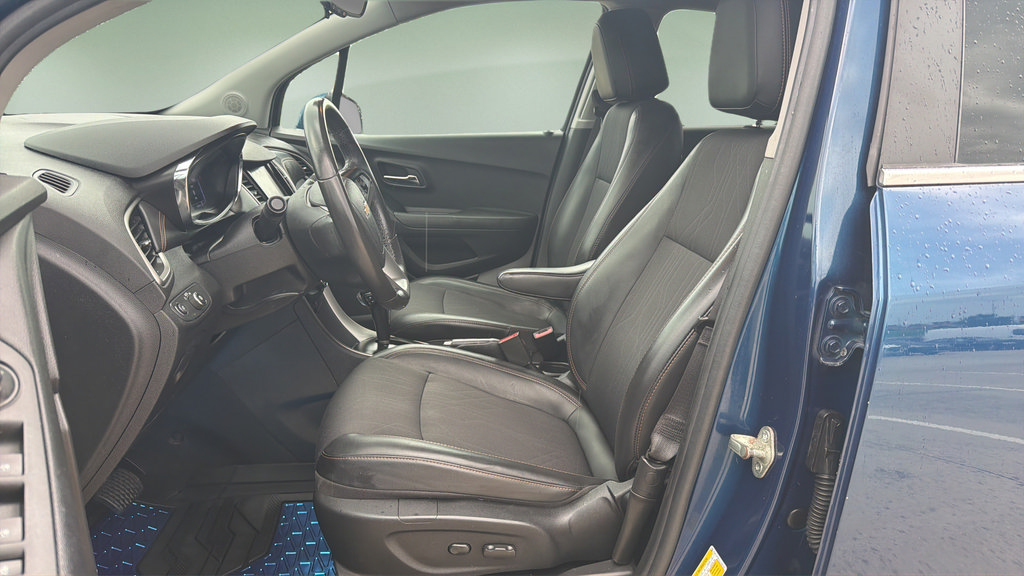 Used 2020 Chevrolet Trax LT w/ LT Convenience Package AWD/4WD image 17
