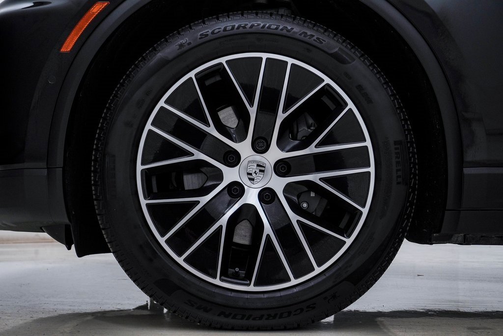 Certified 2025 Porsche Macan Electric image 13