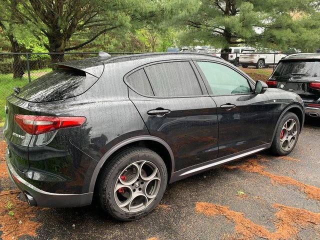 Used 2023 Alfa Romeo Stelvio Ti AWD/4WD image 4