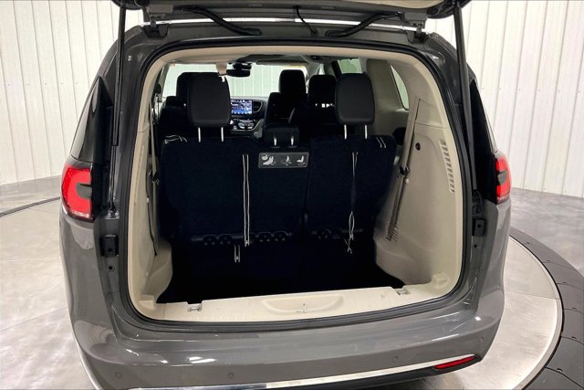 Used 2021 Chrysler Pacifica Touring-L w/ Uconnect Theater Family Group FWD image 39