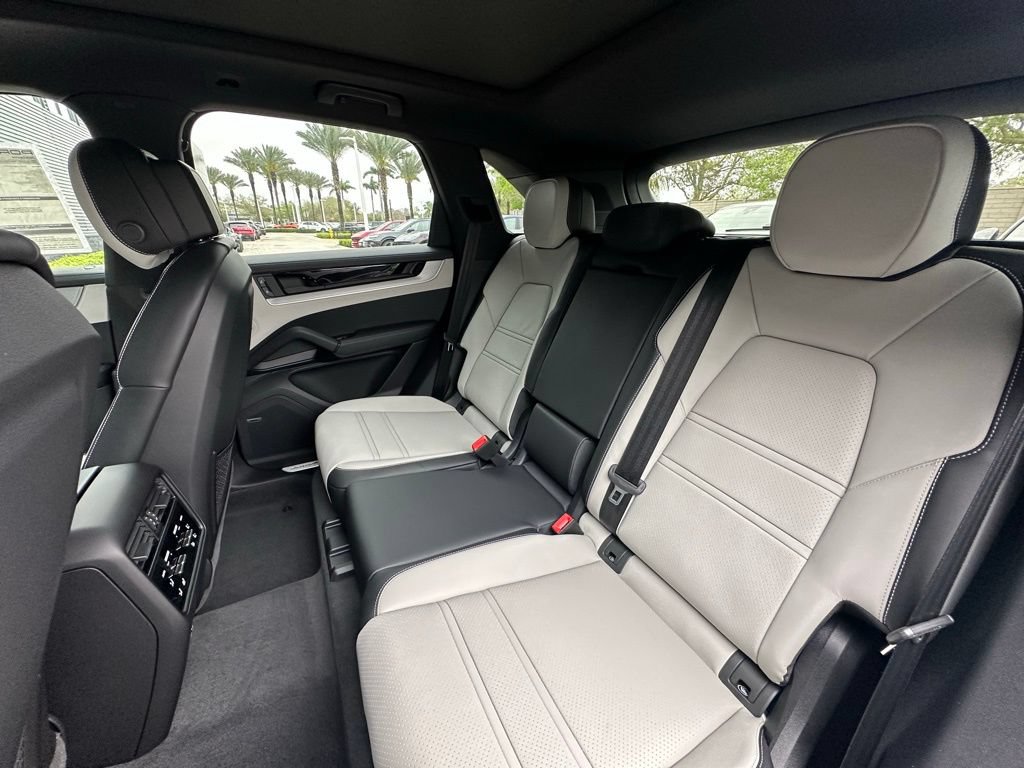 Used 2026 Porsche Cayenne AWD/4WD image 37