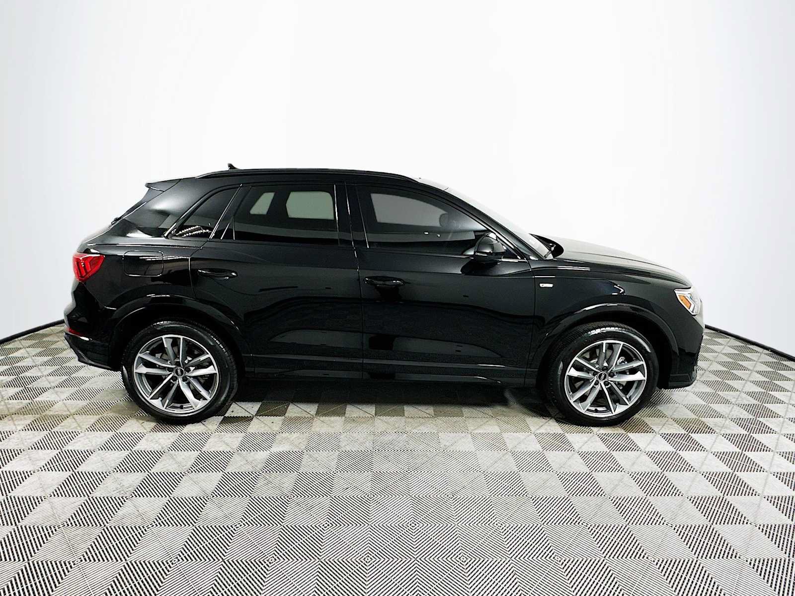 Certified 2024 Audi Q3 2.0T Premium w/ Convenience Package AWD/4WD image 8