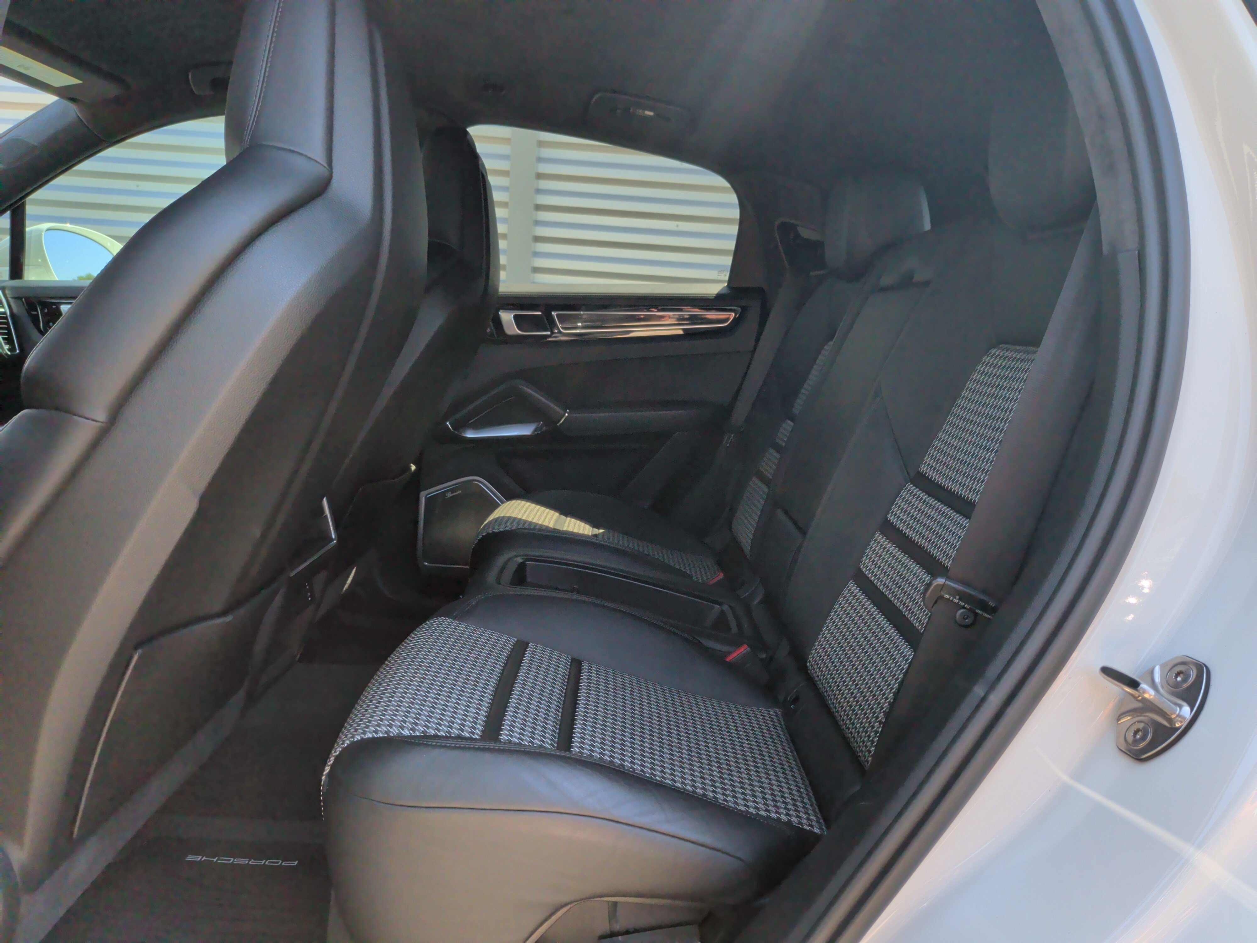 Used 2020 Porsche Cayenne Turbo AWD/4WD image 30