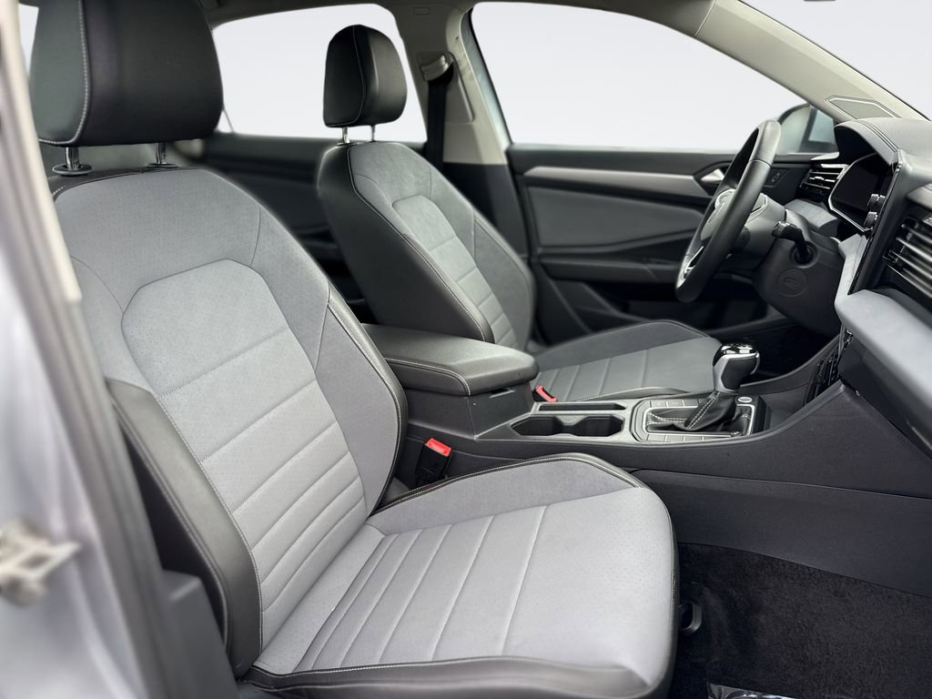 Used 2025 Volkswagen Jetta SE image 25