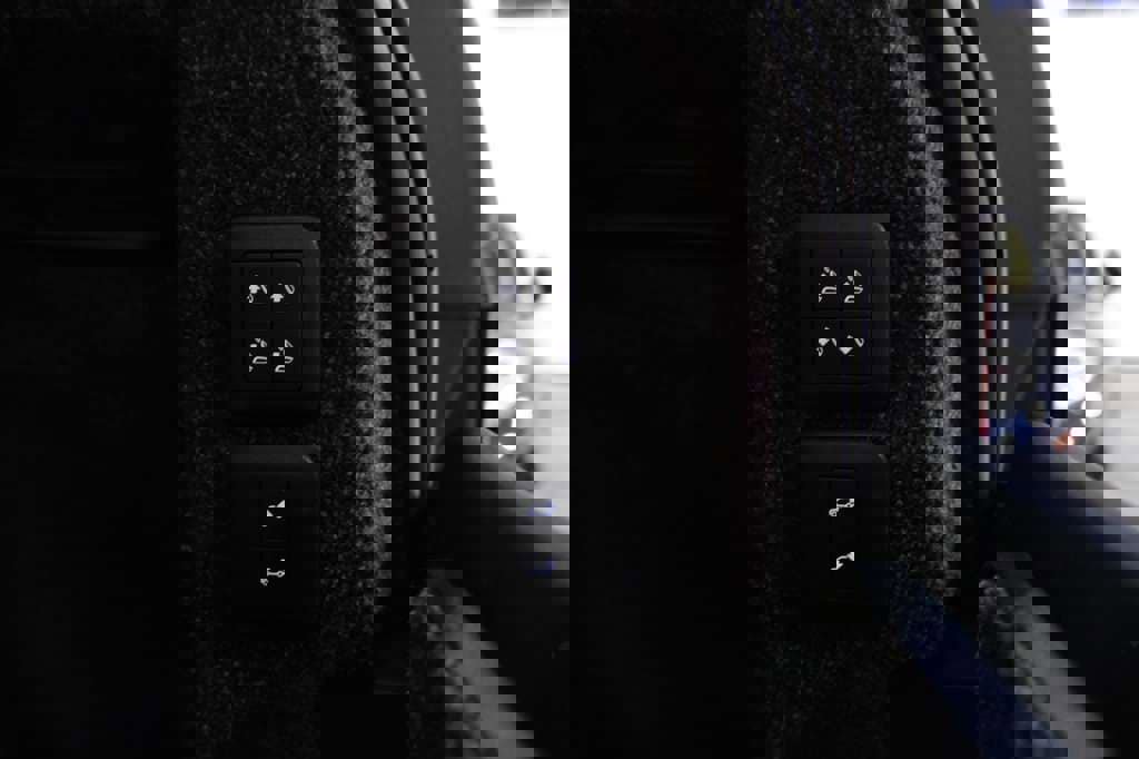 Used 2018 Land Rover Range Rover Long Wheelbase Supercharged image 12