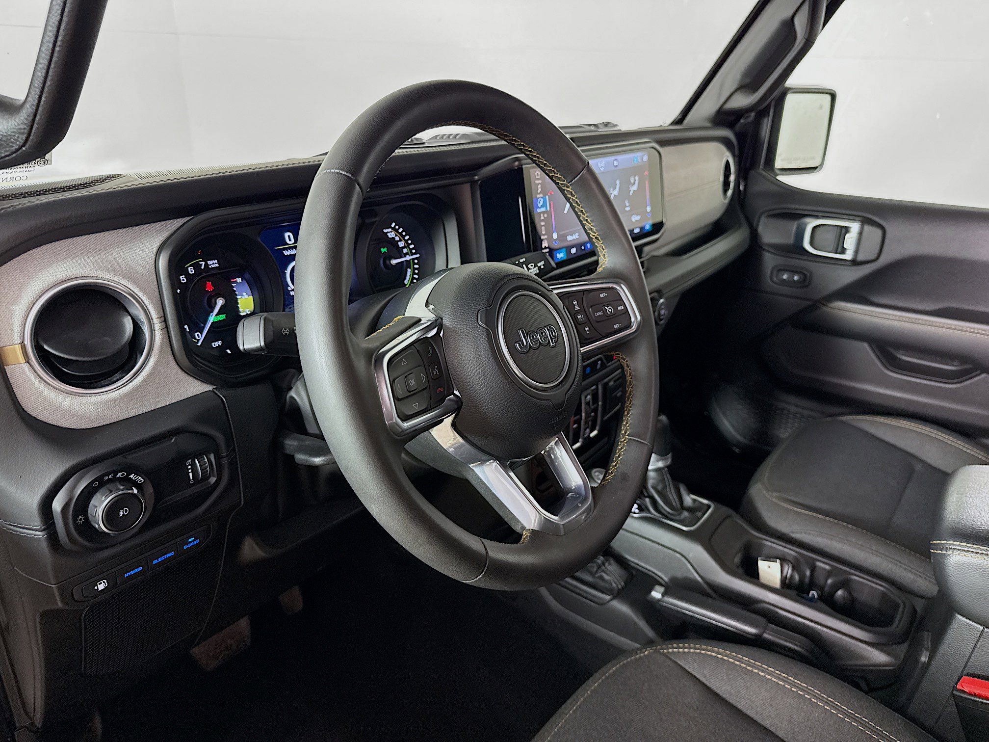 Used 2024 Jeep Wrangler Unlimited Sahara w/ Technology Group image 8