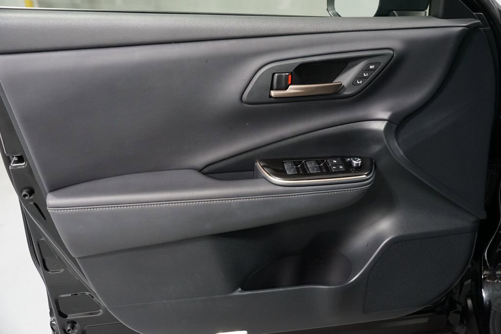 Certified 2025 Toyota Crown Signia image 30