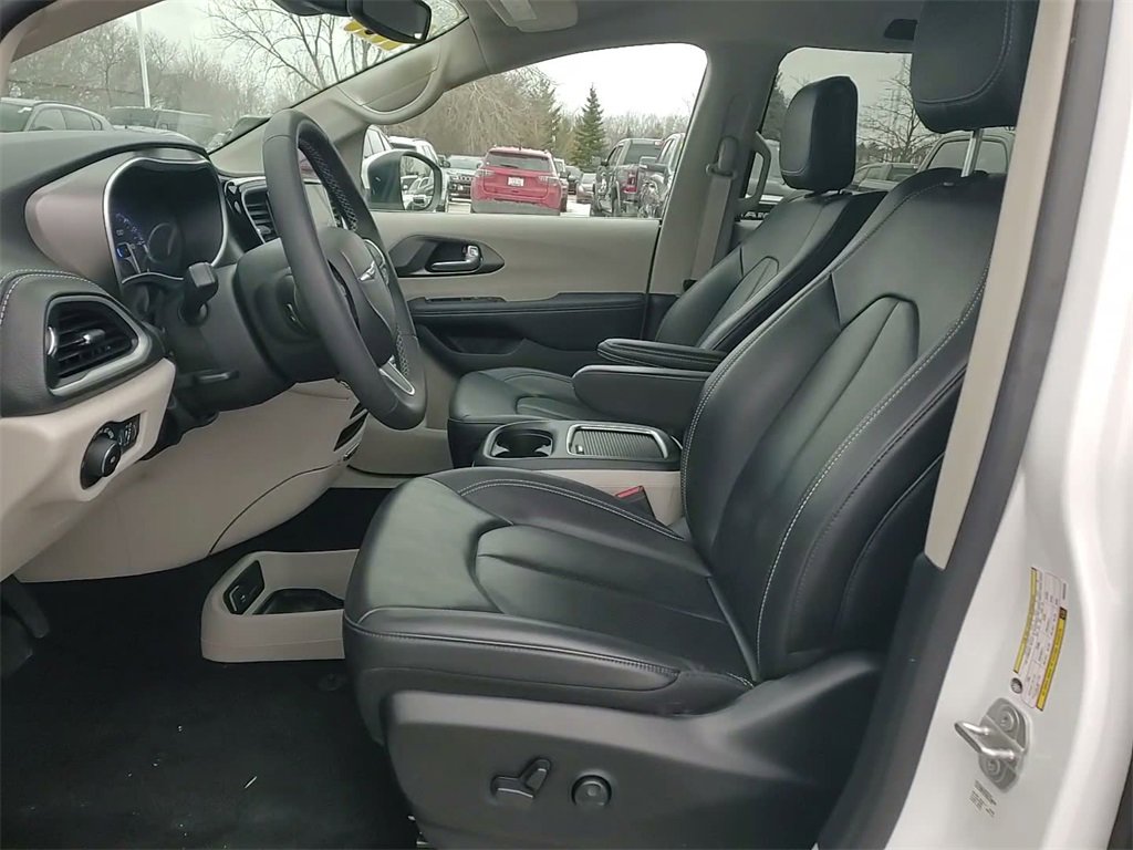 Used 2023 Chrysler Pacifica Touring-L image 24