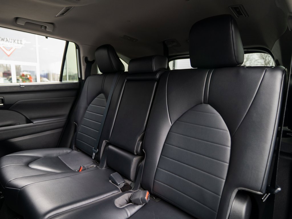 Used 2023 Toyota Highlander XLE image 32