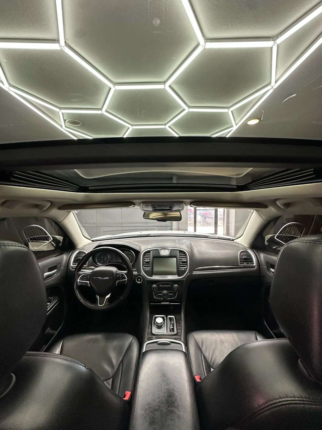 Used 2016 Chrysler 300 Limited image 27