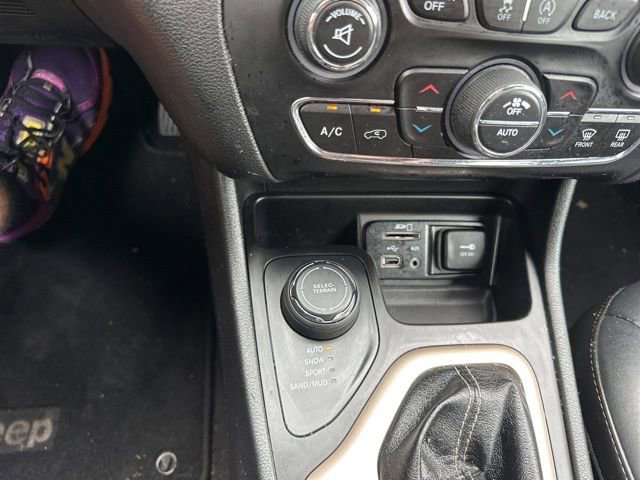 Used 2017 Jeep Cherokee Limited AWD/4WD image 12