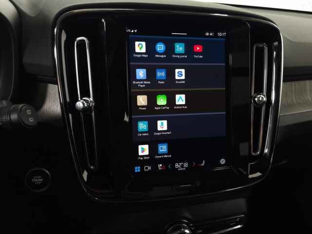 Certified 2025 Volvo XC40 B5 Core image 27