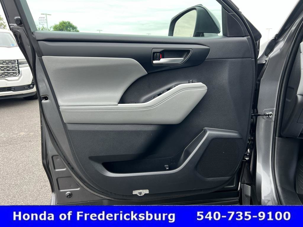 Used 2023 Toyota Highlander XLE FWD image 25