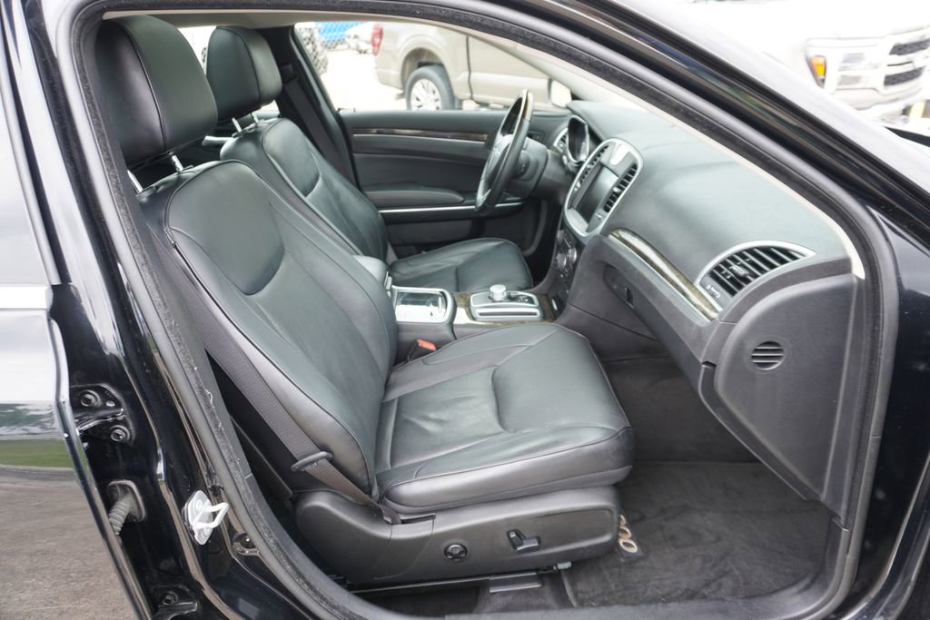 Used 2016 Chrysler 300 C RWD image 25