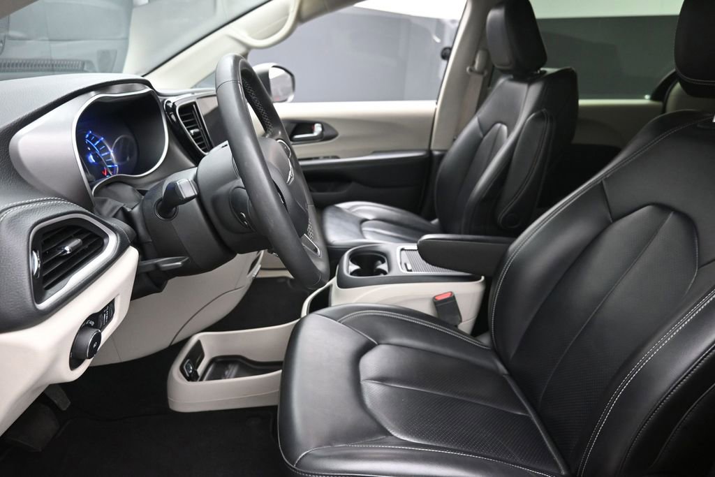 Used 2023 Chrysler Pacifica Touring-L FWD image 13