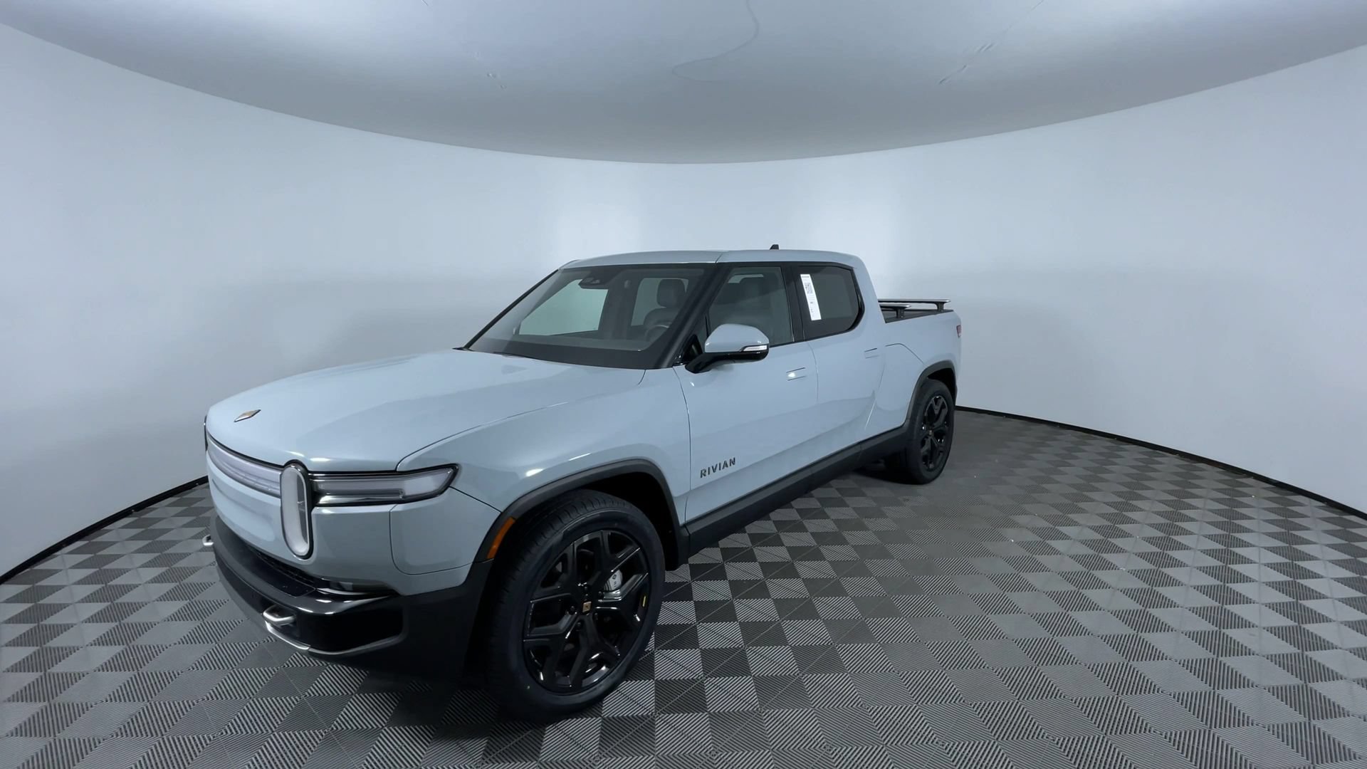 Used 2025 Rivian R1T Adventure Dual AWD/4WD image 4