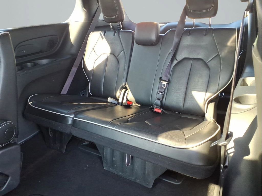 Used 2025 Chrysler Pacifica Limited image 29
