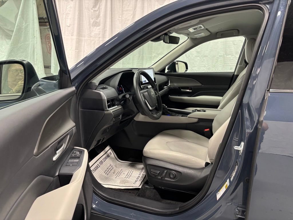 Used 2025 Toyota Grand Highlander AWD image 10