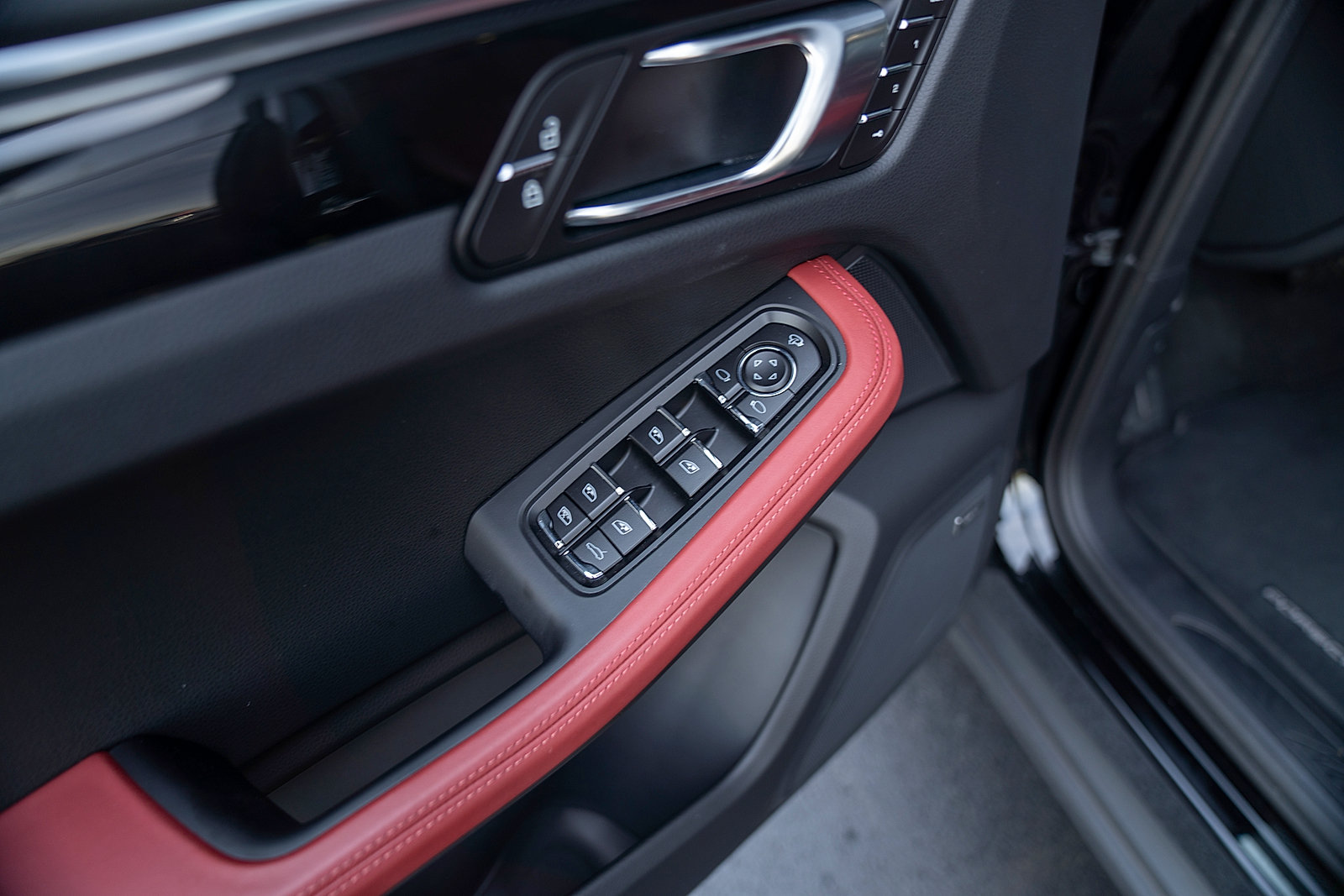 Used 2026 Porsche Macan AWD/4WD image 18