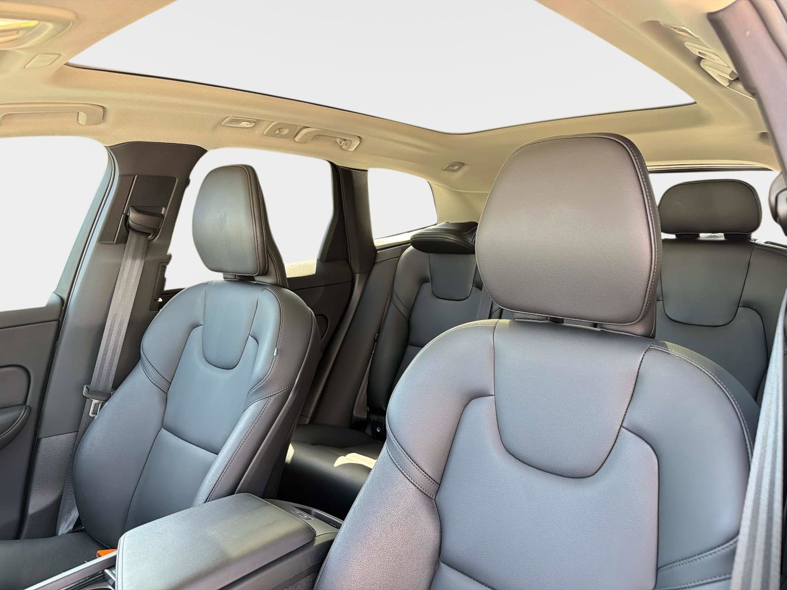 Certified 2025 Volvo XC60 B5 Core image 16