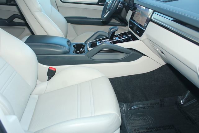 Certified 2023 Porsche Cayenne Platinum Edition image 27