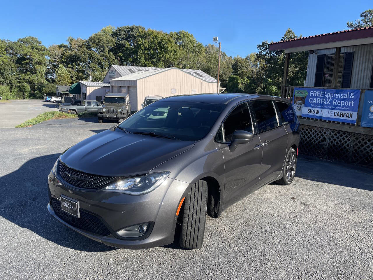 Used 2020 Chrysler Pacifica Touring w/ Advanced Safetytec Group image 3