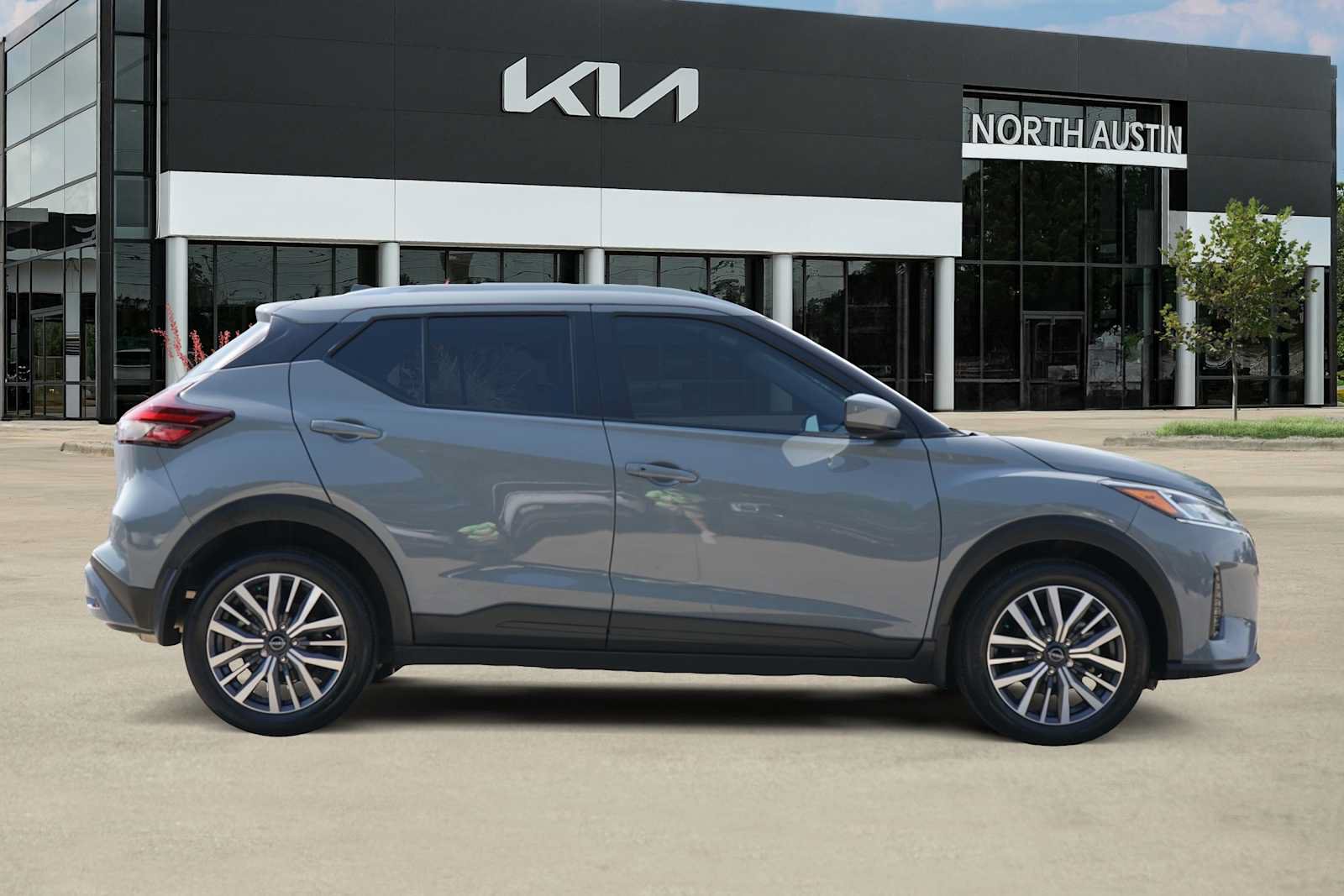 Used 2024 Nissan Kicks SV FWD image 6