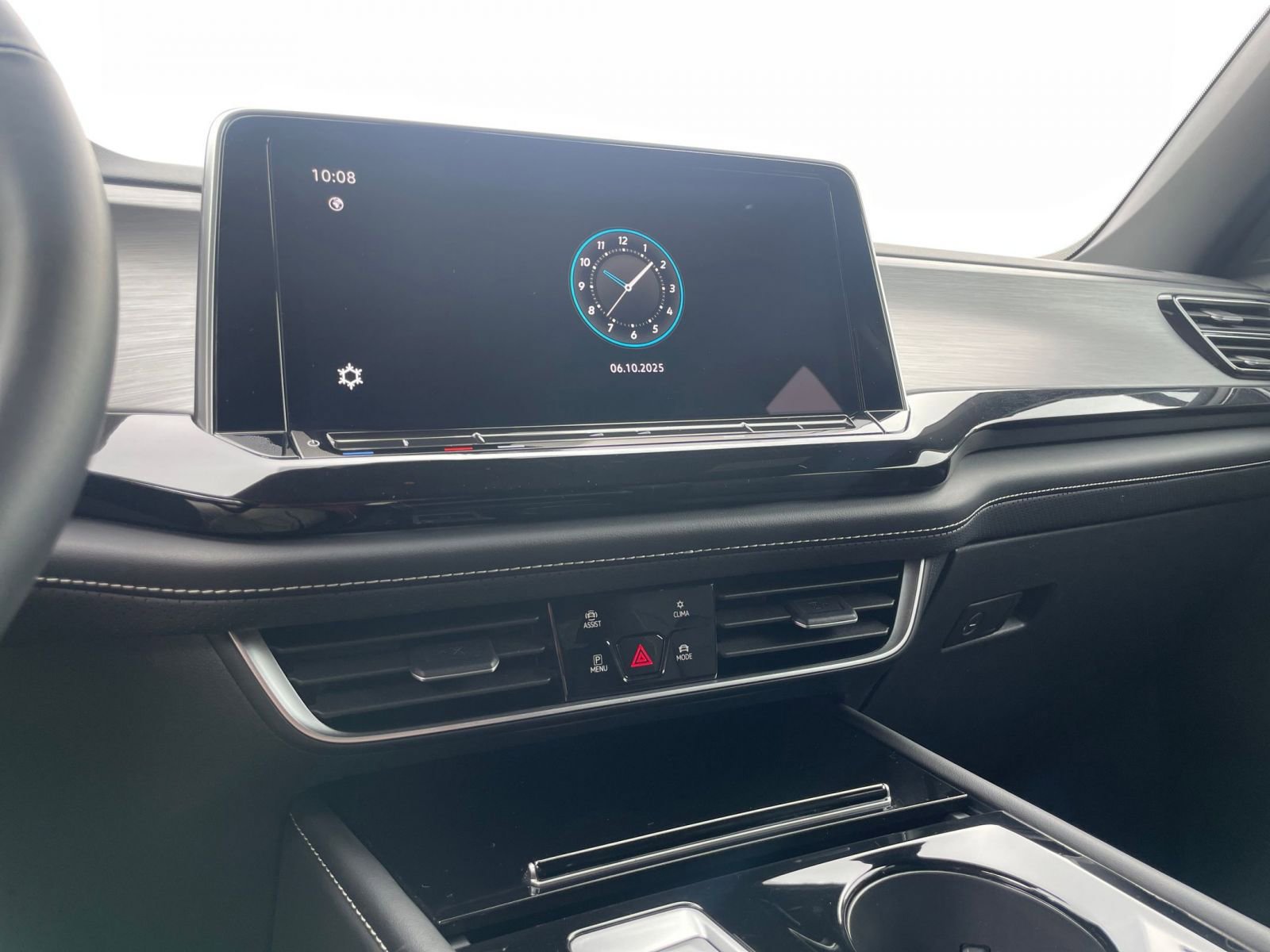 Used 2025 Volkswagen Atlas Cross Sport SE image 18