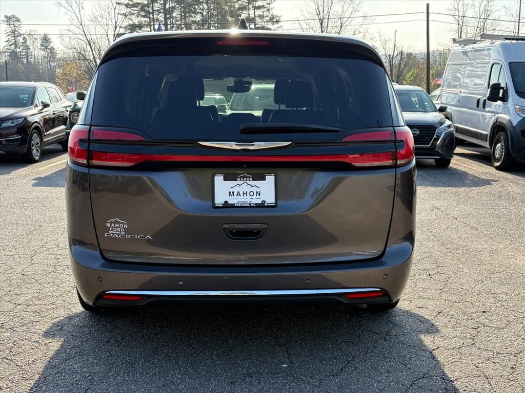 Used 2023 Chrysler Pacifica Touring-L image 4