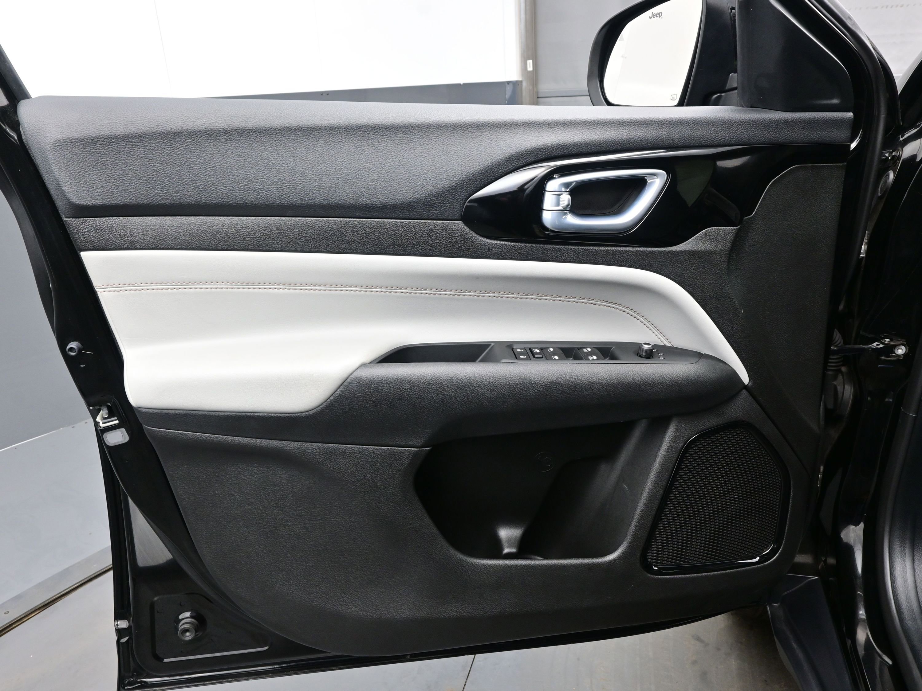 Used 2025 Jeep Compass Limited image 9