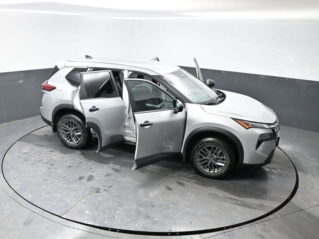 Used 2024 Nissan Rogue S image 57