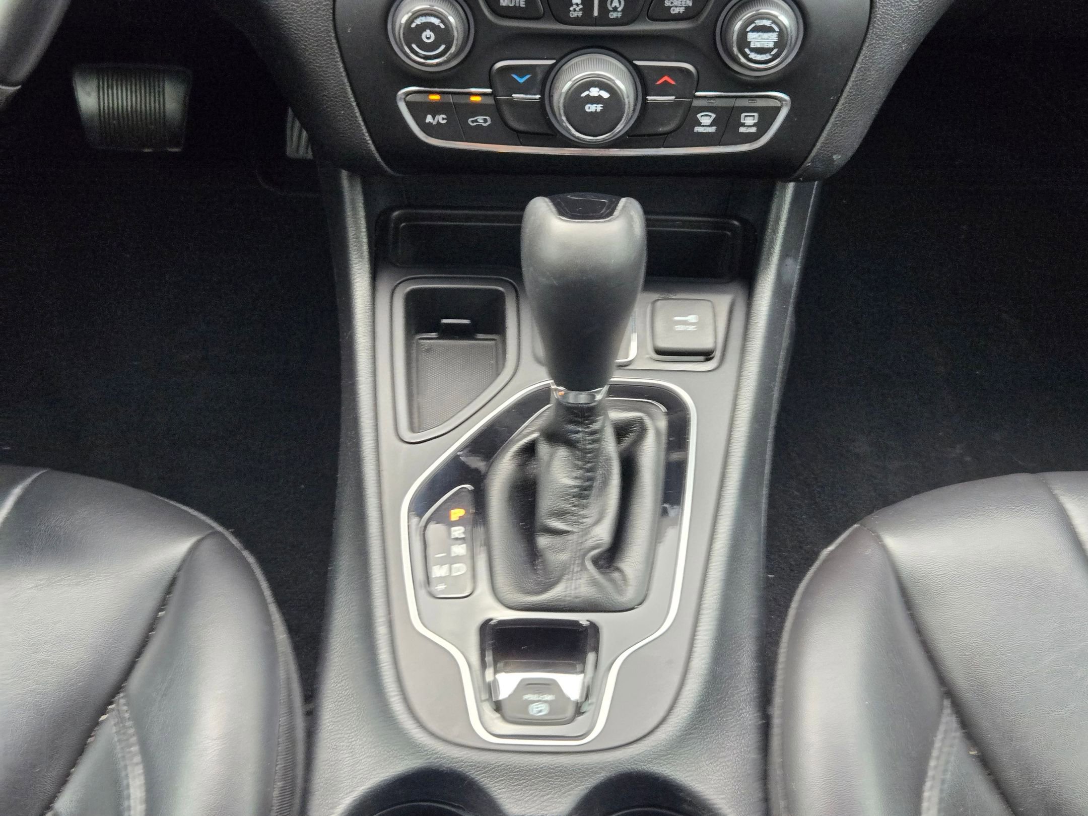 Used 2019 Jeep Cherokee Latitude Plus FWD image 16