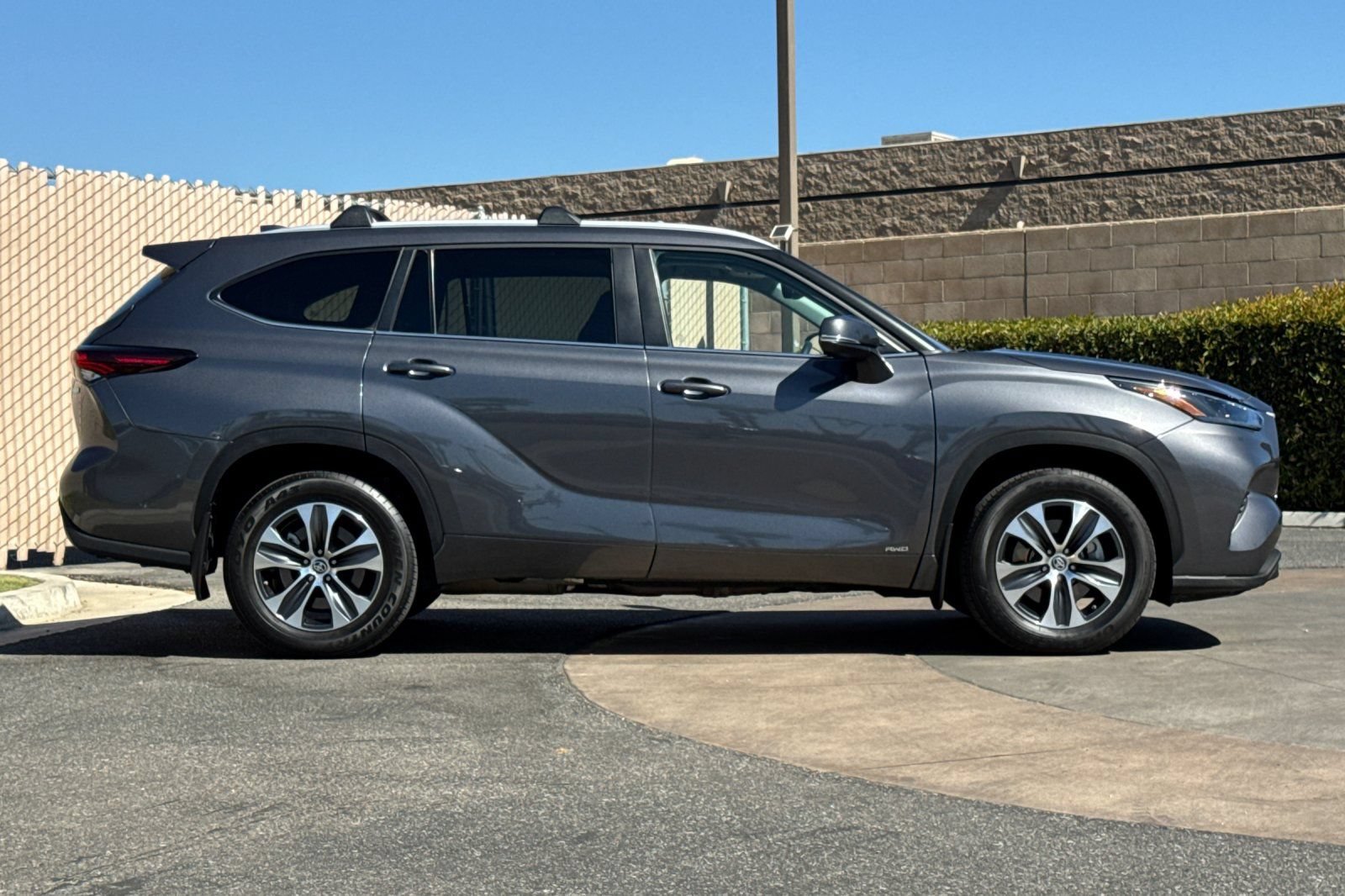 Used 2024 Toyota Highlander XLE AWD/4WD image 3