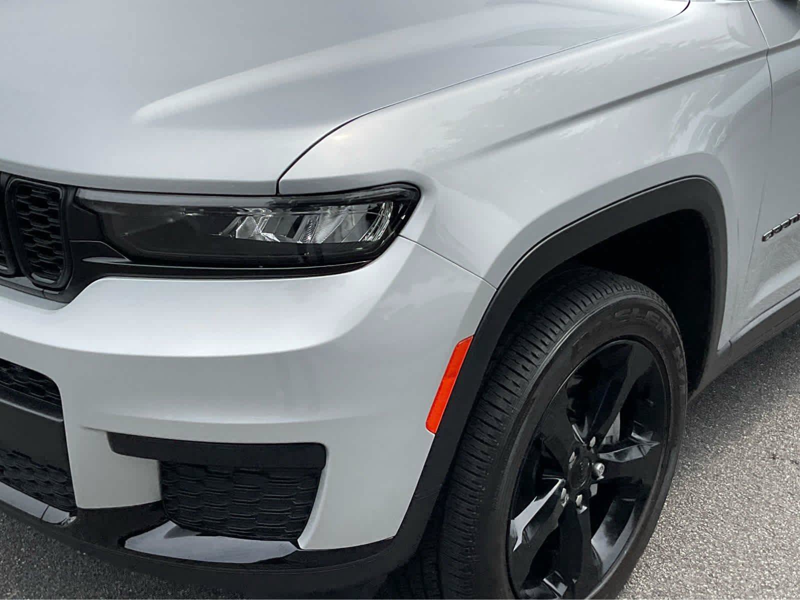 Used 2023 Jeep Grand Cherokee L Laredo RWD image 10
