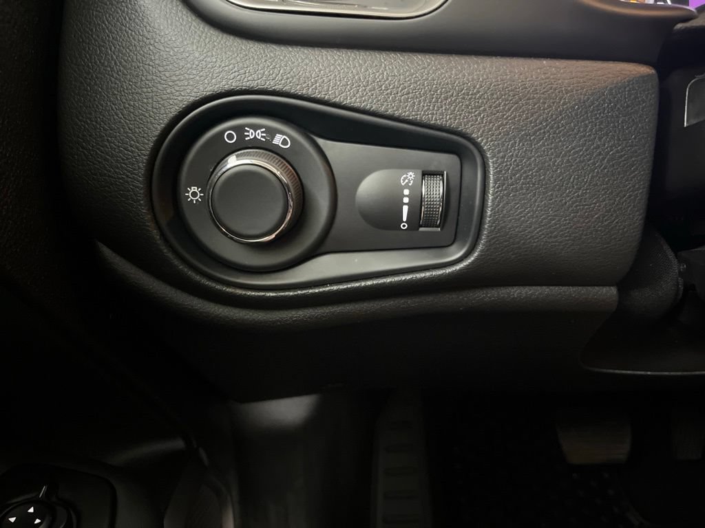 Used 2023 Jeep Renegade Latitude AWD/4WD image 57