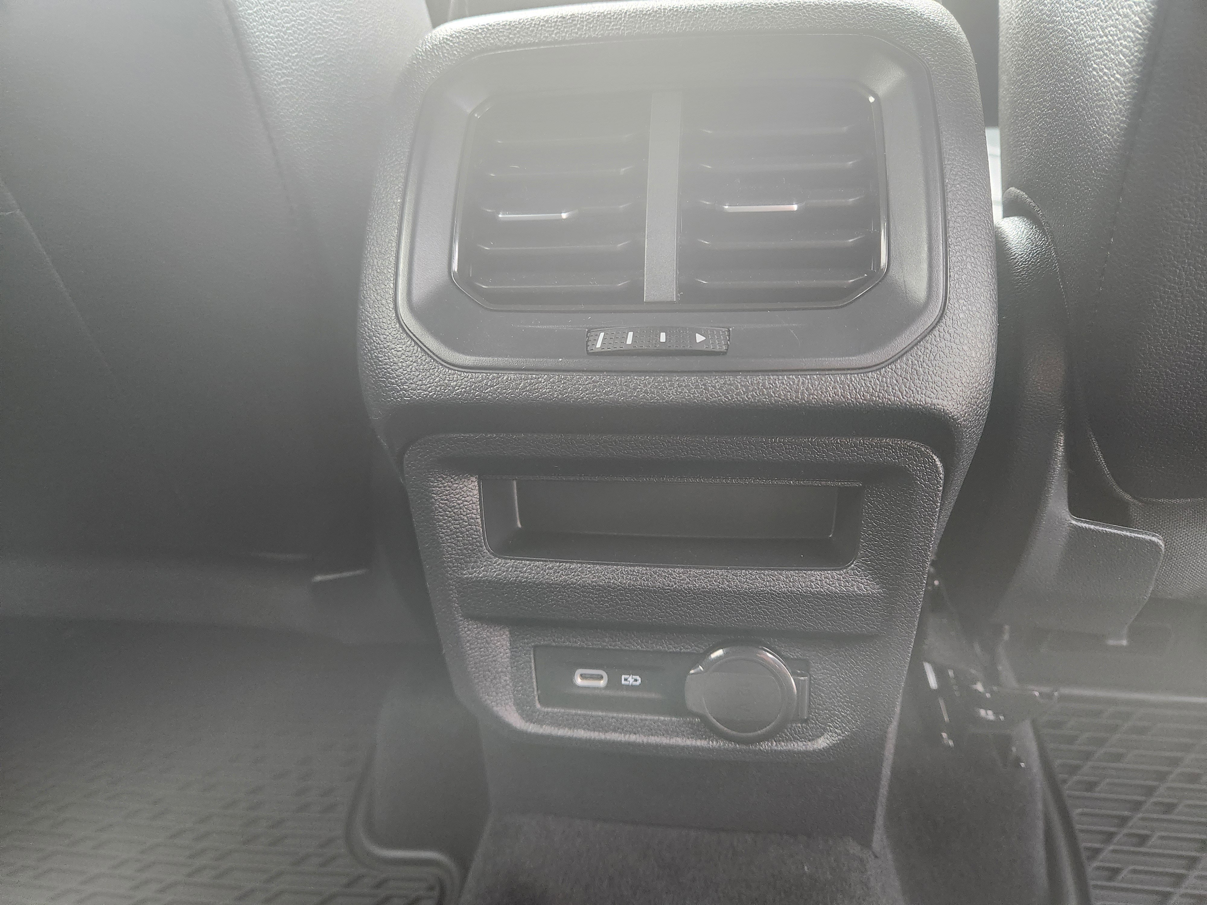 Certified 2022 Volkswagen Tiguan SEL R-Line image 27