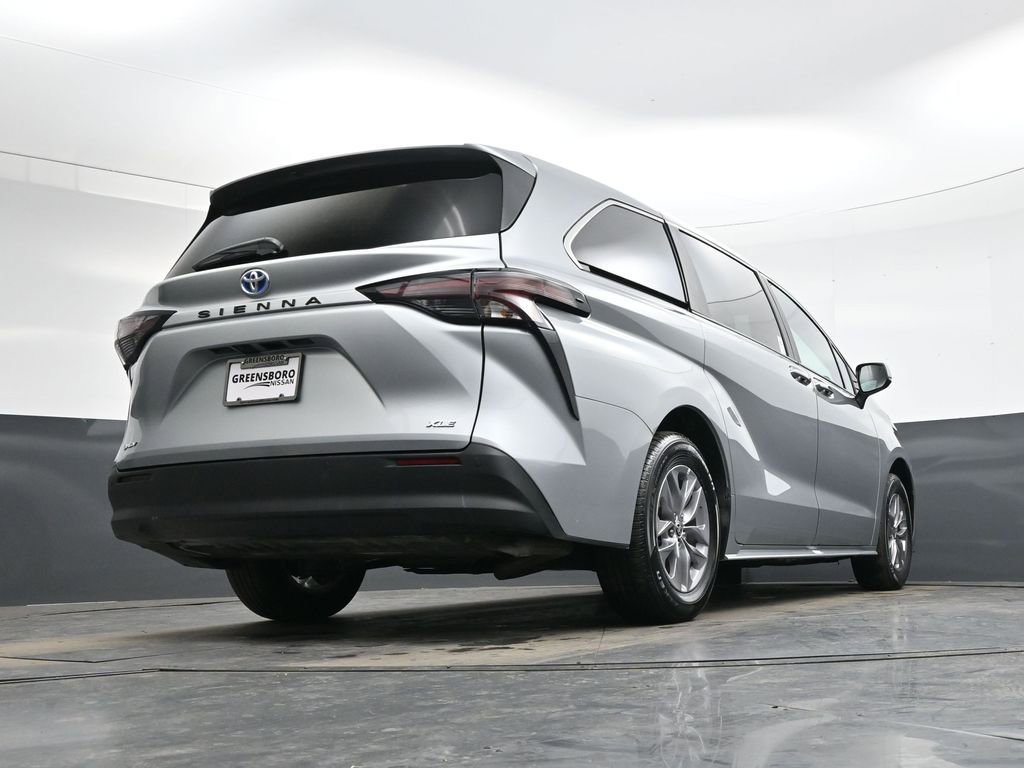 Used 2025 Toyota Sienna XLE image 38