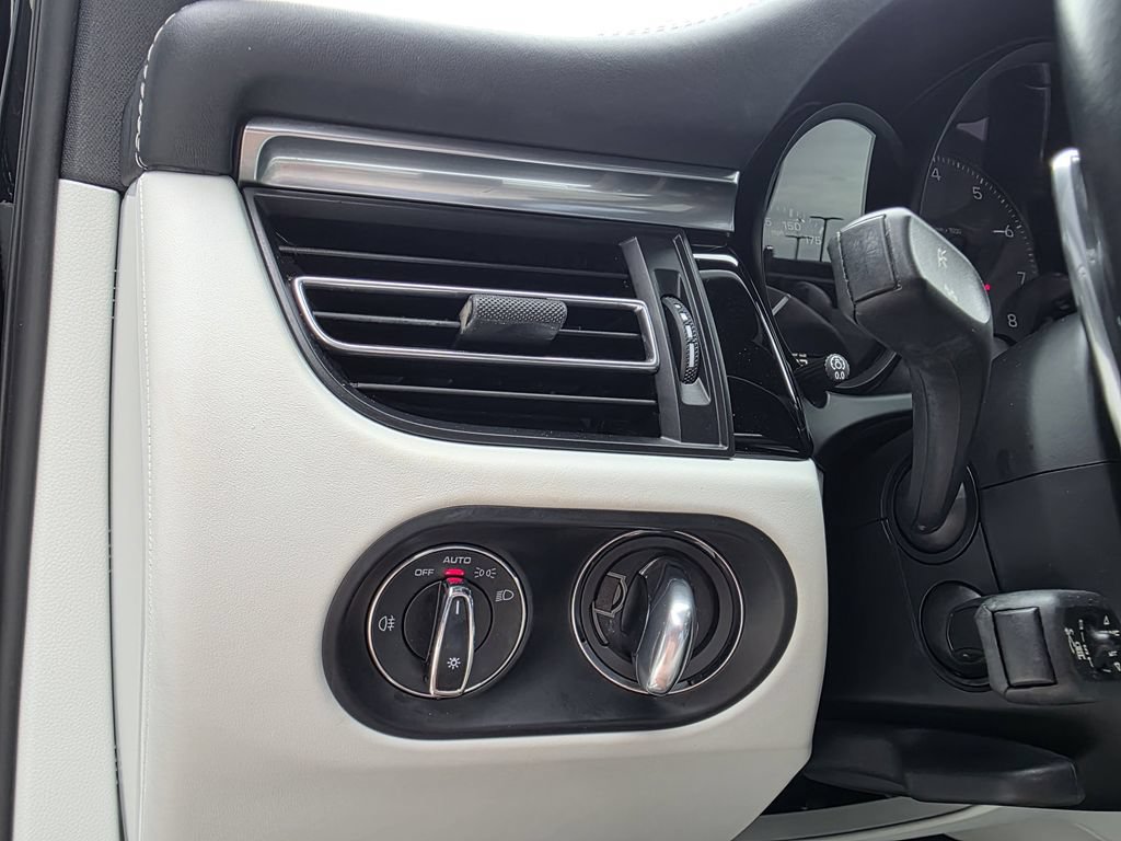 Certified 2023 Porsche Macan S AWD/4WD image 29