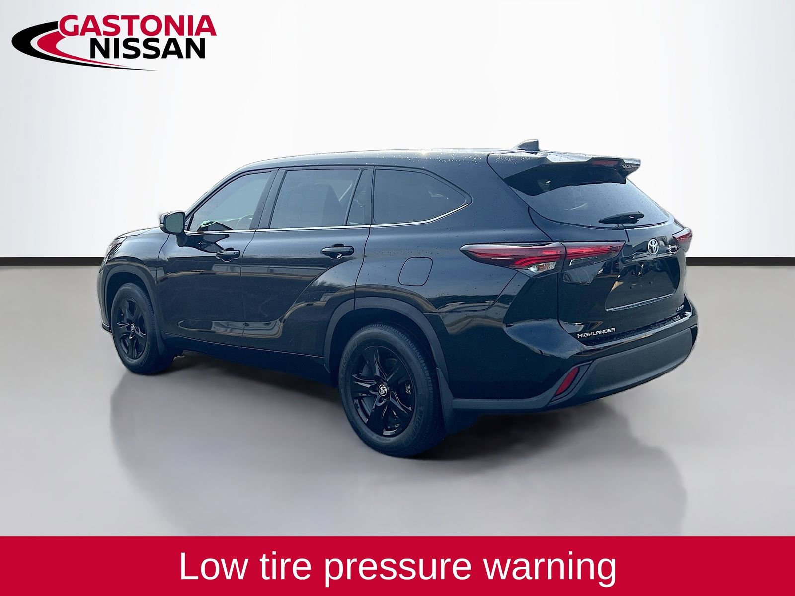 Used 2024 Toyota Highlander LE image 6