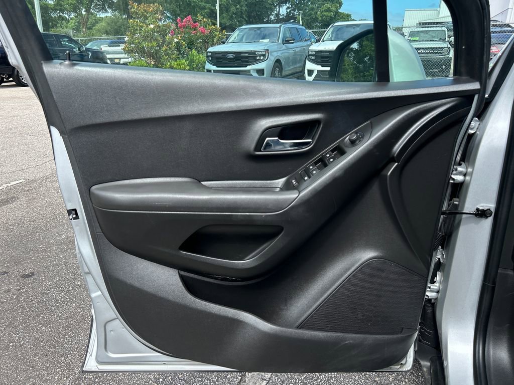 Used 2019 Chevrolet Trax LT w/ LT Convenience Package FWD image 9