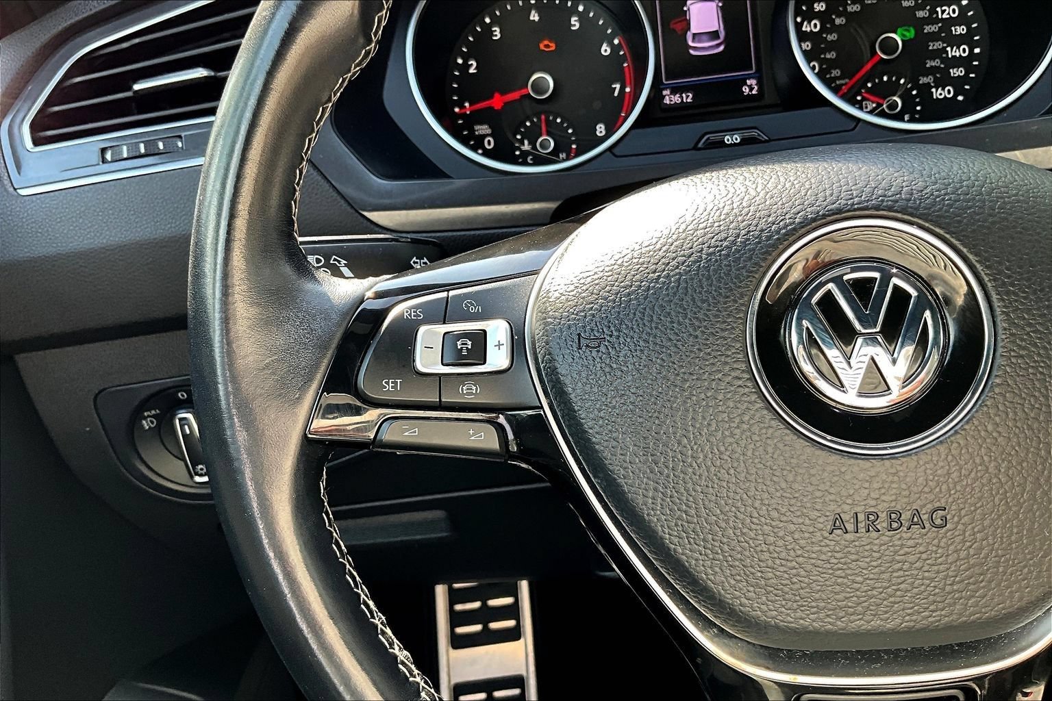 Used 2021 Volkswagen Tiguan SEL AWD/4WD image 13