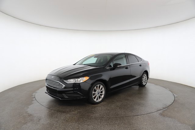 Used 2017 Ford Fusion SE image 2