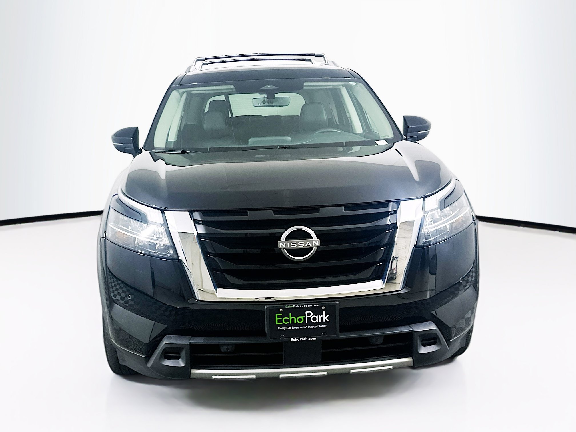 Used 2023 Nissan Pathfinder SL AWD/4WD image 2