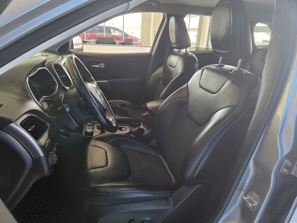 Used 2019 Jeep Cherokee Latitude Plus w/ Comfort/Convenience Group image 18